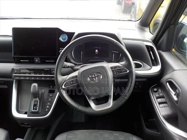 Toyota Voxy S Z 2023