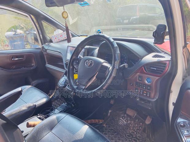 Toyota Esquire Gi premium 2018