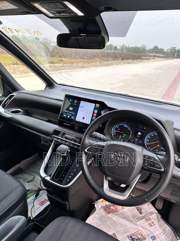 Toyota Voxy 2024