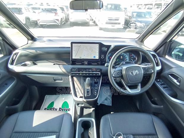 Toyota Noah Hybrid SZ Pearl New 2024