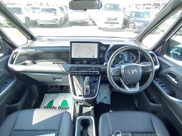 Toyota Noah Hybrid SZ Pearl New 2024