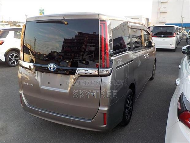 Toyota Esquire Gi Pre. Package 2020
