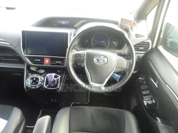 Toyota Esquire GI PREMIUM HYB 4.5 2021