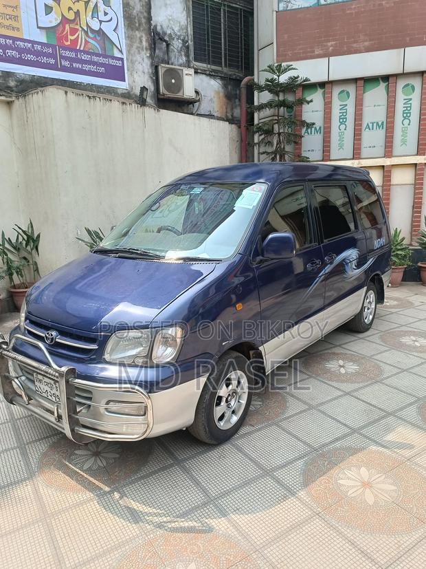 Toyota Noah . 2001