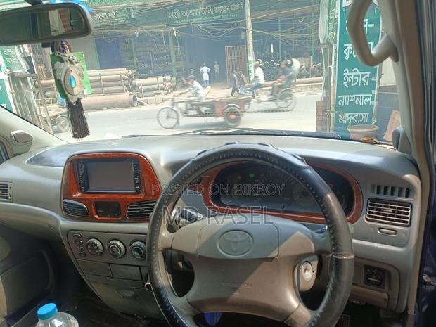 Toyota Noah . 2001