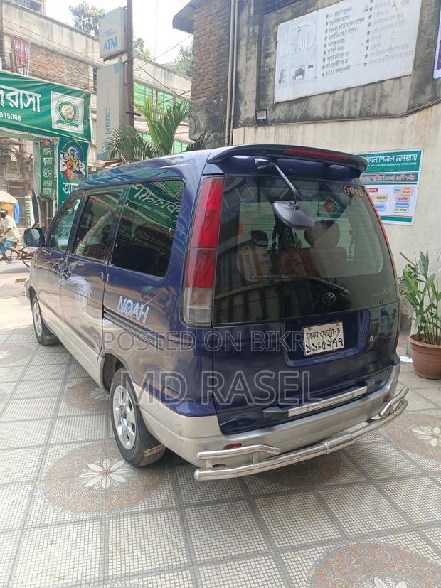 Toyota Noah . 2001