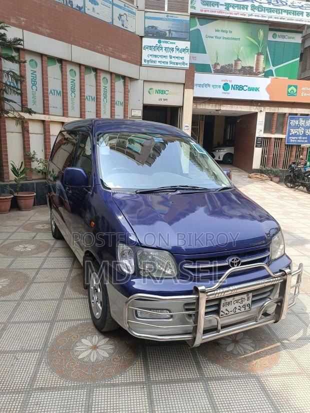 Toyota Noah . 2001