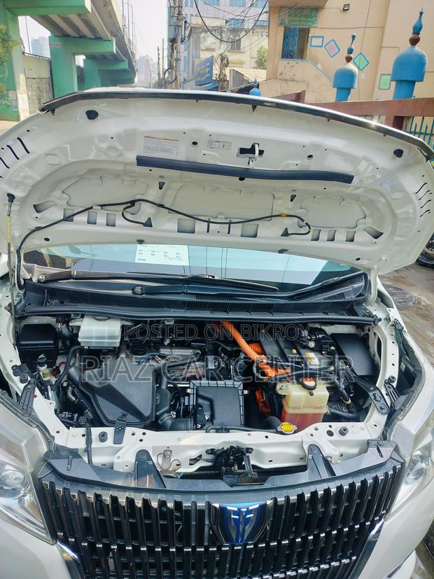 Toyota Esquire 2014