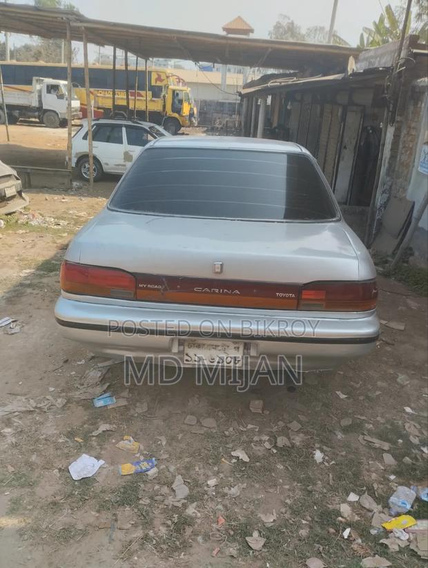 Toyota Carina . 1989