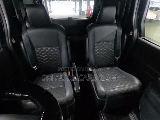 Toyota Voxy Non Hybrid SZ Black 2022