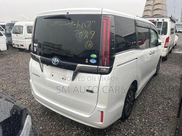 Toyota Esquire Hybrid Gi Premium 2020