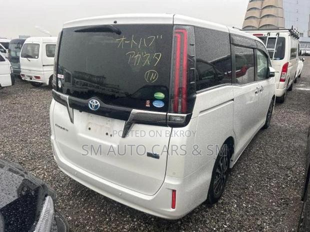 Toyota Esquire Hybrid Gi Premium 2020