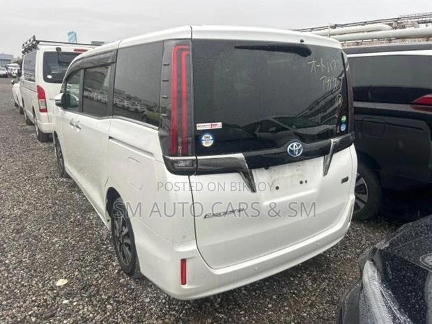 Toyota Esquire Hybrid Gi Premium 2020