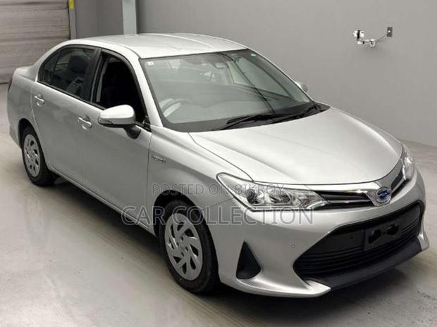 Toyota Axio Ex Hybrid Silver 2020