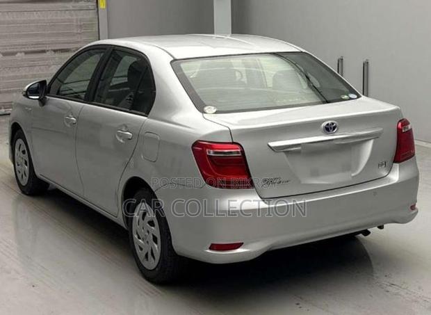 Toyota Axio Ex Hybrid Silver 2020