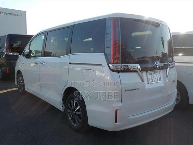 Toyota Esquire Gi Pre. Package 2020