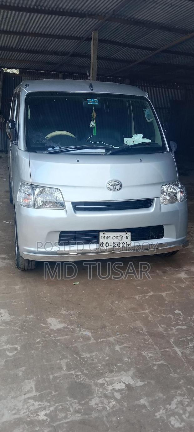 Toyota Noah 2010