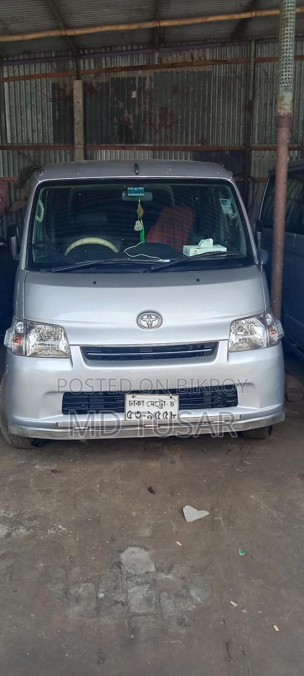 Toyota Noah 2010