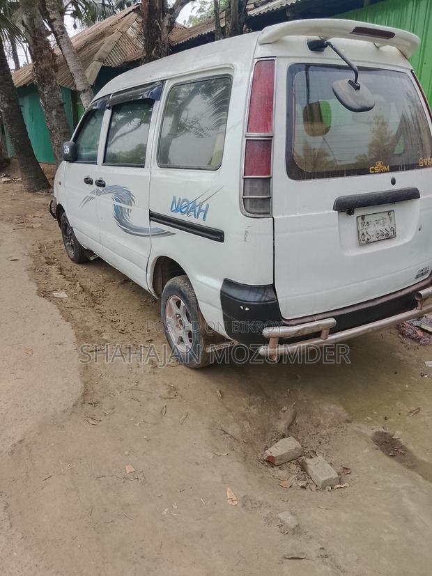 Toyota Noah . 2001