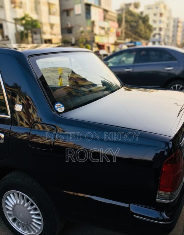 Toyota Crown . 2003