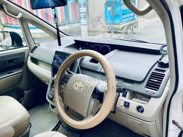 Toyota Noah 2010