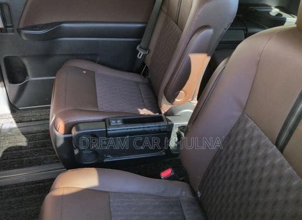 Toyota Noah Z Pkg Leg rest 2023