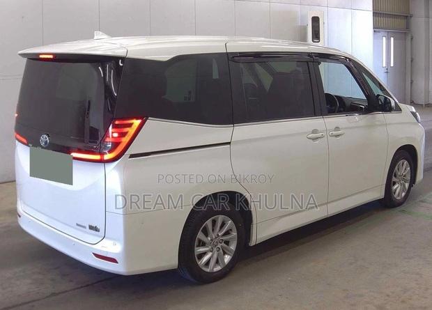 Toyota Noah Z Pkg Leg rest 2023
