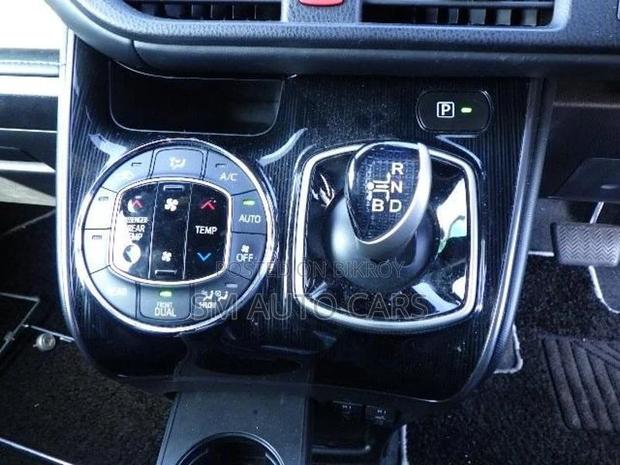 Toyota Esquire Hybrid Gi Premium 2021