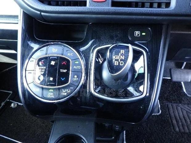 Toyota Esquire Hybrid Gi Premium 2021