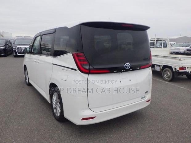 Toyota Noah S-Z Leg Rest atostep 2022