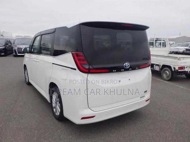 Toyota Noah S-Z Leg Rest atostep 2022