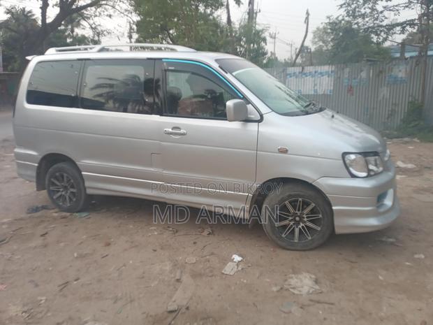 Toyota Noah . 2001