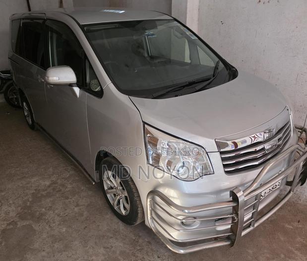 Toyota Noah X Noha 2010