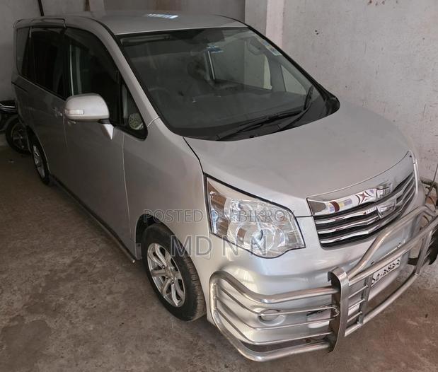 Toyota Noah 2010 Silver