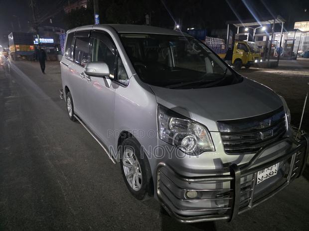 Toyota Noah X Noha 2010
