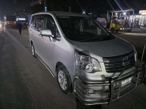 Toyota Noah 2010 Silver