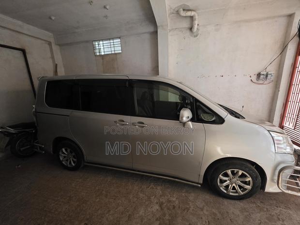 Toyota Noah X Noha 2010