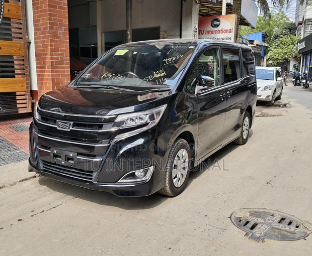 Toyota Noah non hybrid-package 2021