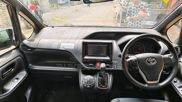 Toyota Noah non hybrid-package 2021