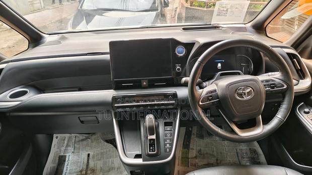 Toyota Noah hybrid sz-package 2022