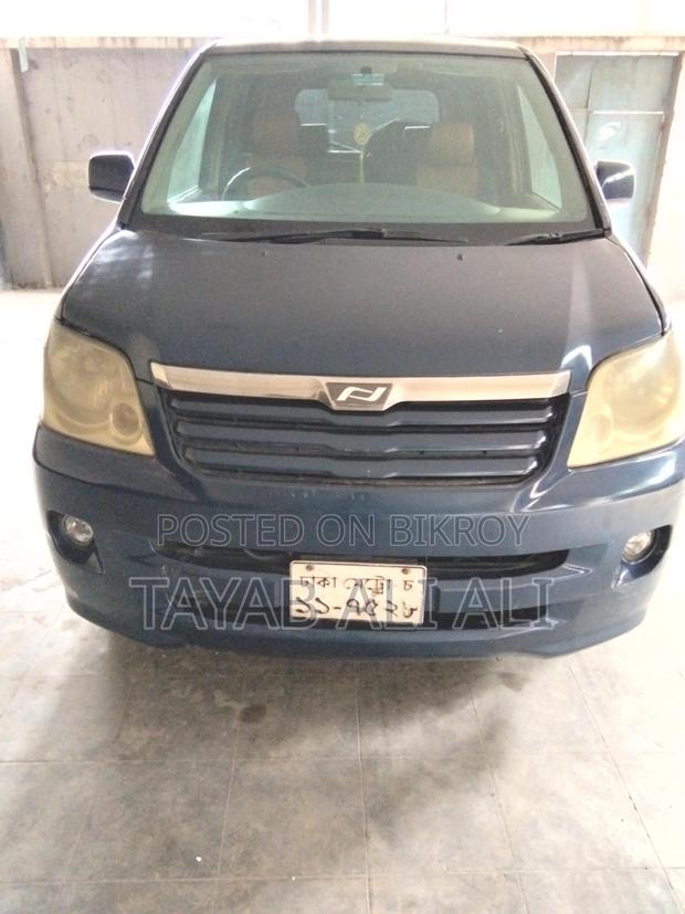Toyota Noah . 2004