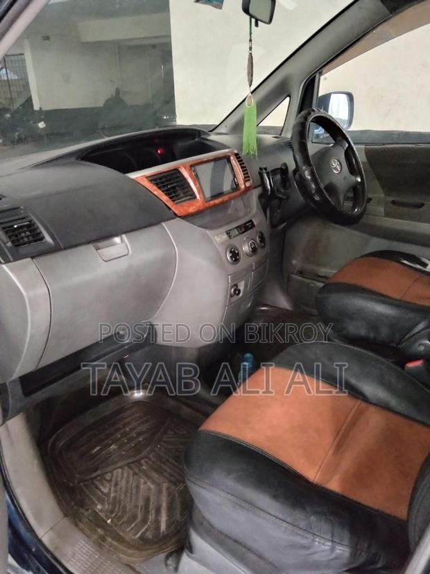 Toyota Noah . 2004