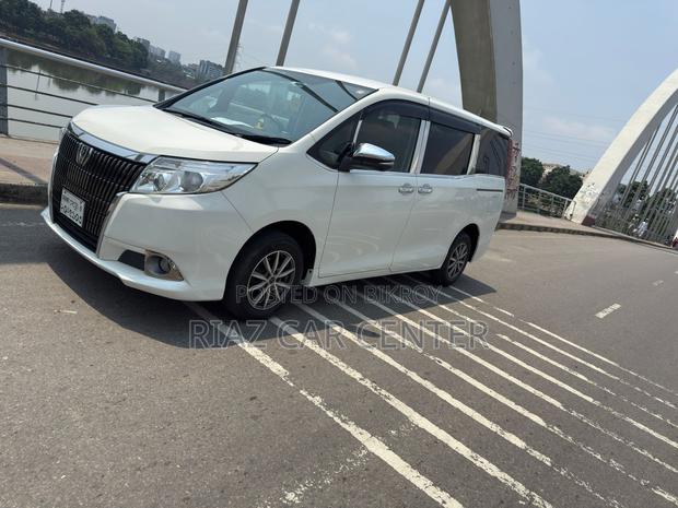 Toyota Esquire 2017