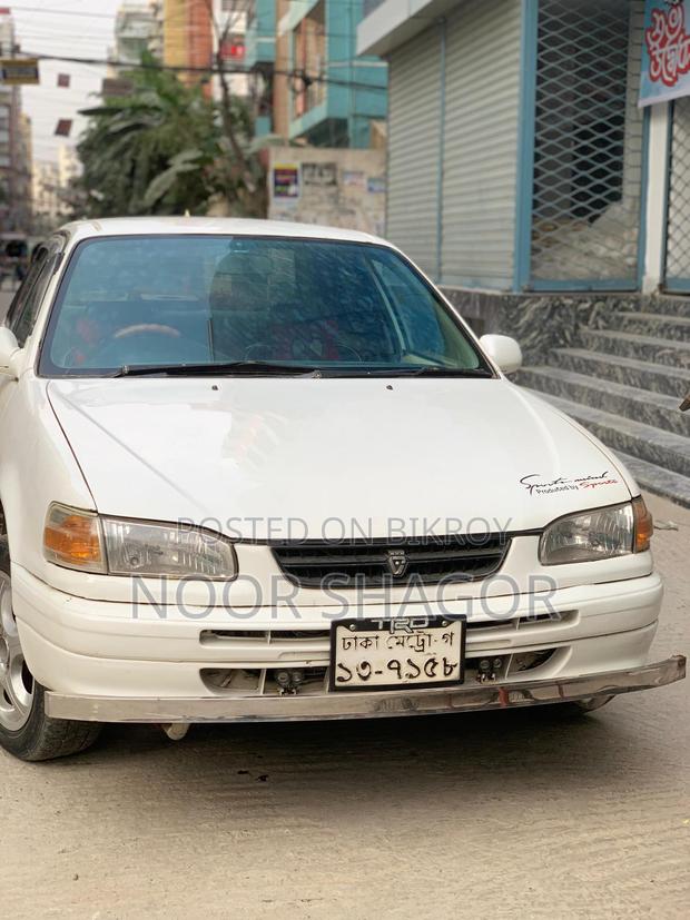 Toyota Corolla . 1996