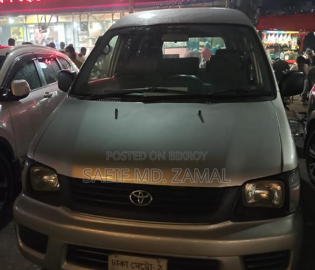Toyota Noah 2004 (kR42)