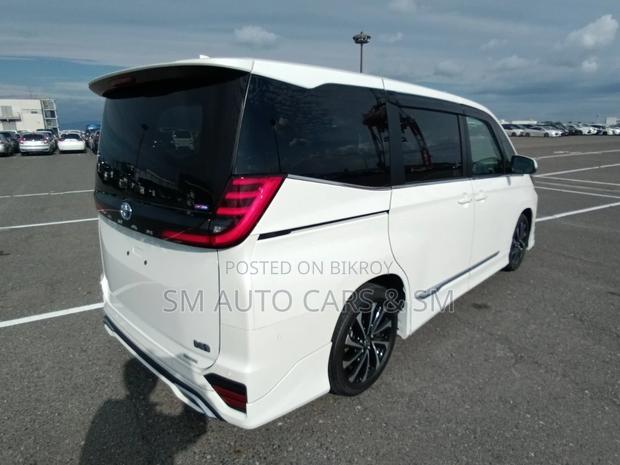 Toyota Noah Hybrid SZ Pearl New 2022