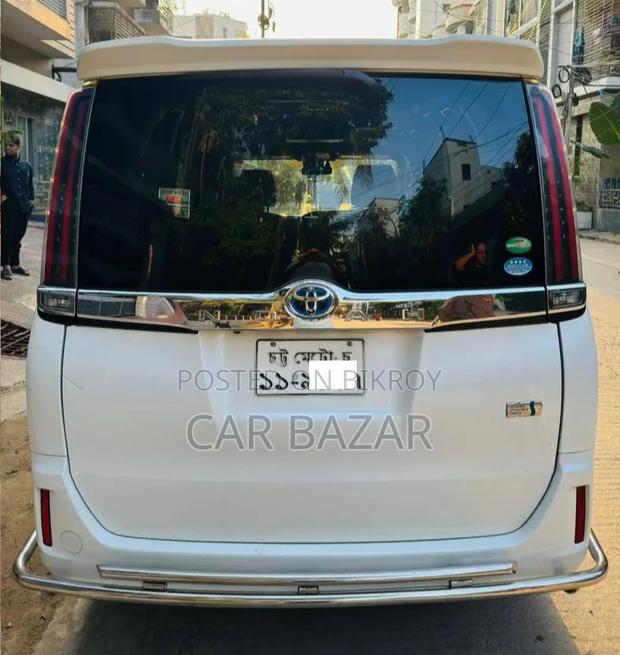 Toyota Noah 2.0 FWD (8 Seater) 2017 White