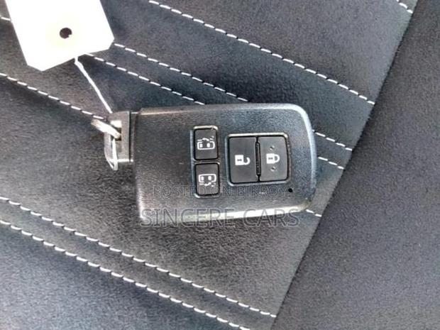 Toyota Esquire GI PREMIUM HYB 4.5 2020