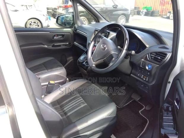 Toyota Esquire GI PREMIUM HYB 4.5 2020