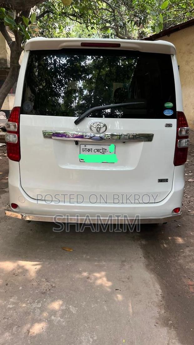 Toyota Noah 2013